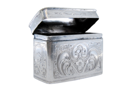 Caixa de comprimidos em prata com motivos vegetalistas gravados e tampa basculante.